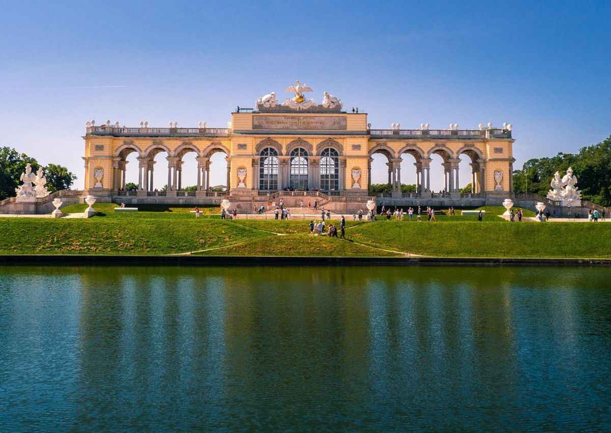 Gloriette du château de Schönbrunn à Vienne reflétée dans l'eau, idéale pour imaginer des Vienna dinner tours.
