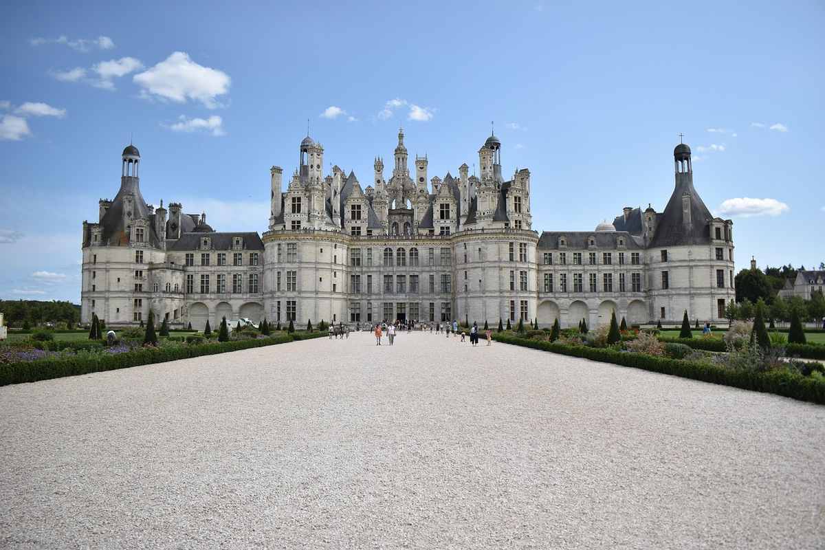 Le château Renaissance de Grignan dominant le village de pierre