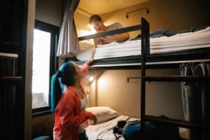 Deux personnes dans une chambre avec des lits superposés